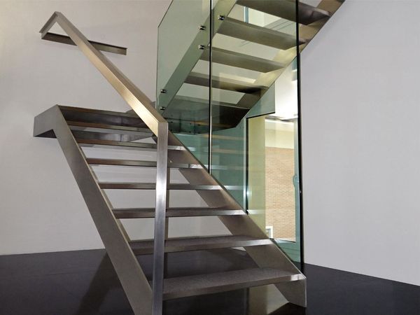 Лестницы из нержавеющей стали, стекла.